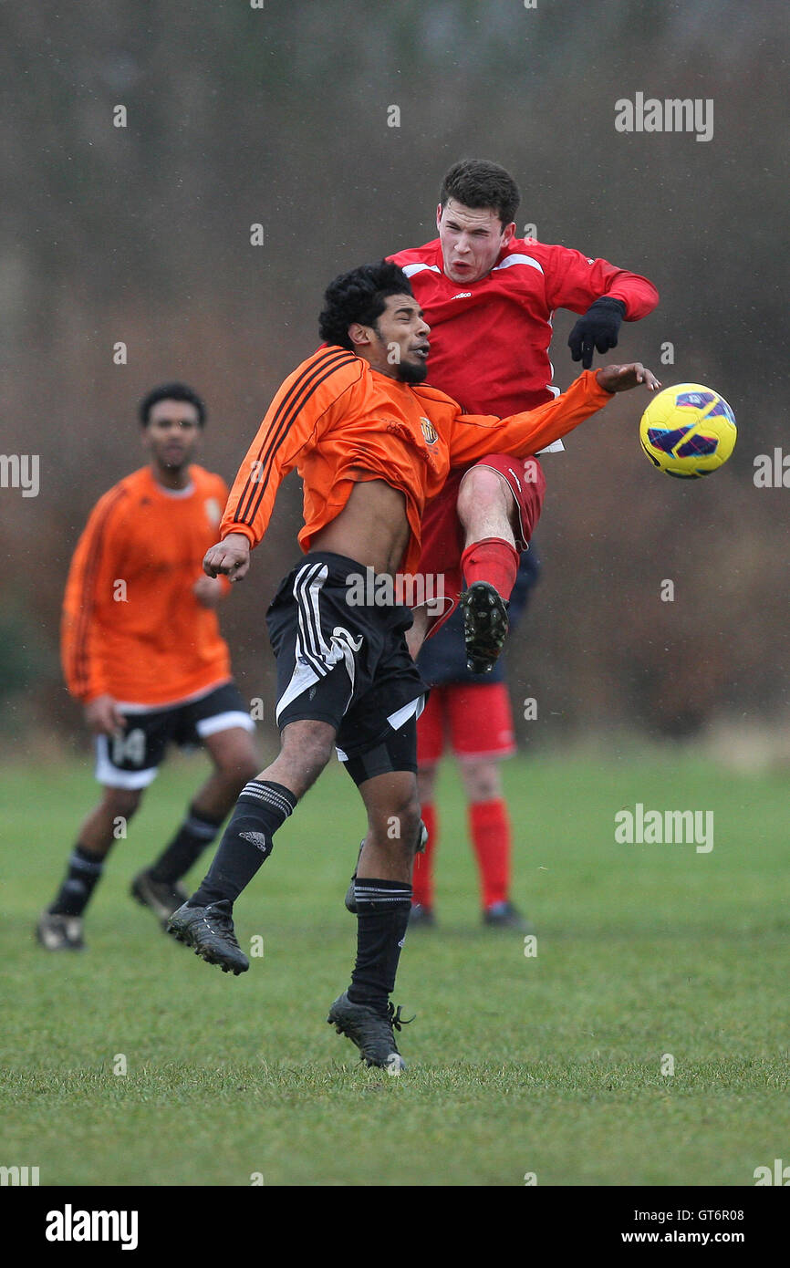 Red Devils (arancione) vs Angel & Crown - Hackney & Leyton Domenica League Dickie Davies Cup Calcio a sud di palude, paludi Hackney, Londra - 10/02/13 Foto Stock