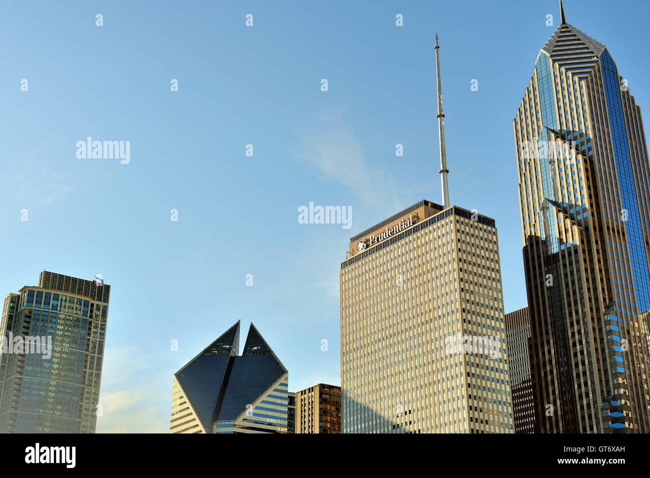 Uno Prudential Plaza, al centro a destra e due Prudential Plaza di estrema destra, che domina una porzione sullo skyline di Chicago. Foto Stock