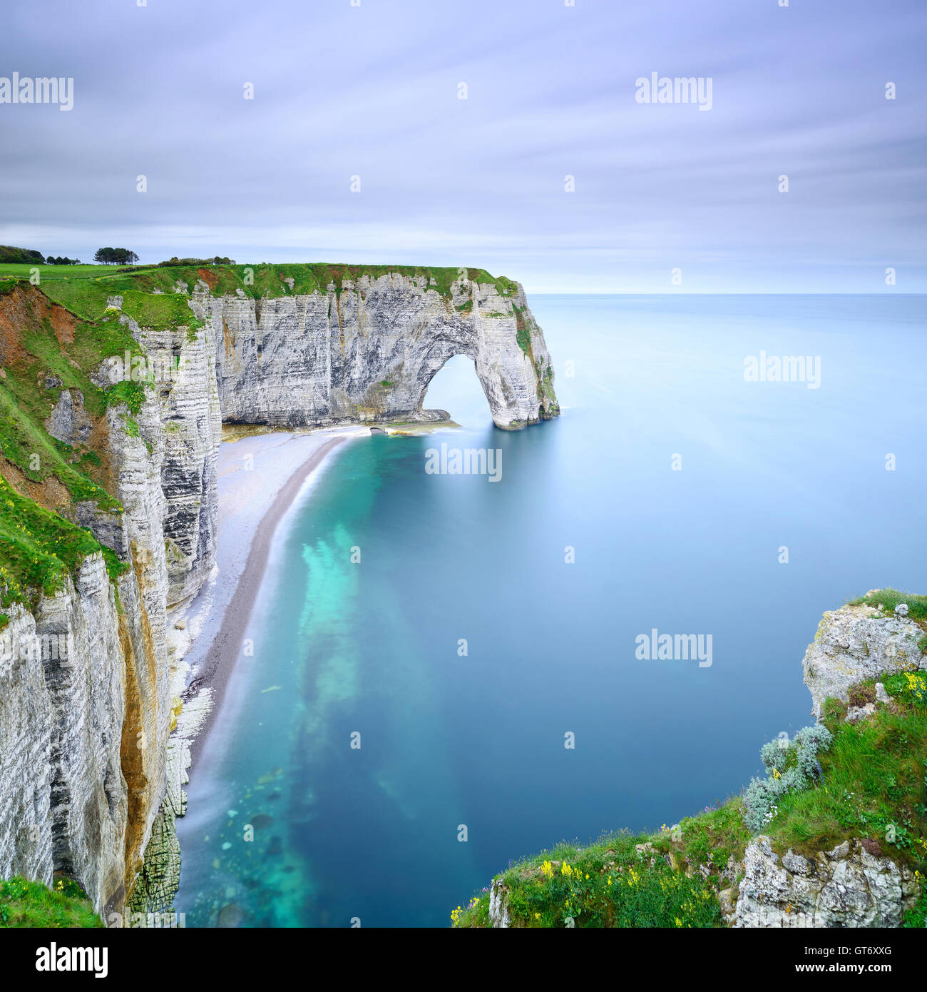 Etretat, la Manneporte roccia naturale arch meraviglia, Cliff e spiaggia. Fotografie con lunghi tempi di esposizione. La Normandia, Francia. Foto Stock