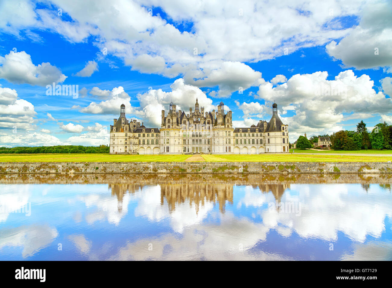 Chateau de Chambord, royal medievale castello francese e di riflessione. Valle della Loira, in Francia, in Europa. Unesco patrimonio dell'umanità. Foto Stock