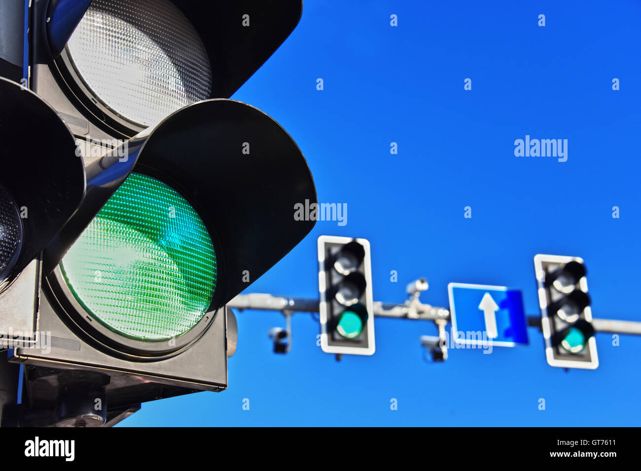 Semaforo oltre il cielo blu. Luce verde Foto Stock