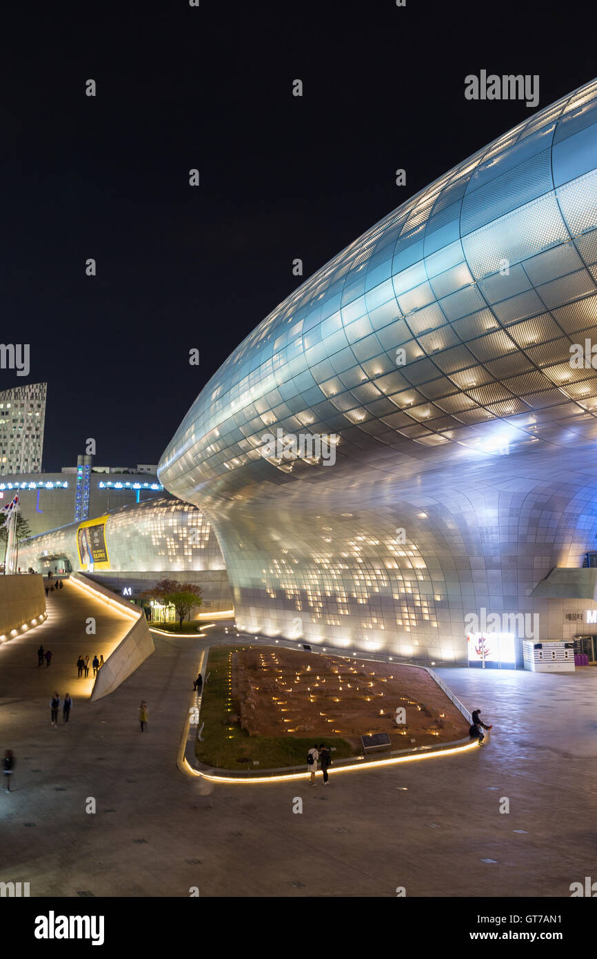 Plaza e vista laterale del futuristico design Dongdaemun Plaza (DDP) a Seul, in Corea del Sud di notte. Foto Stock