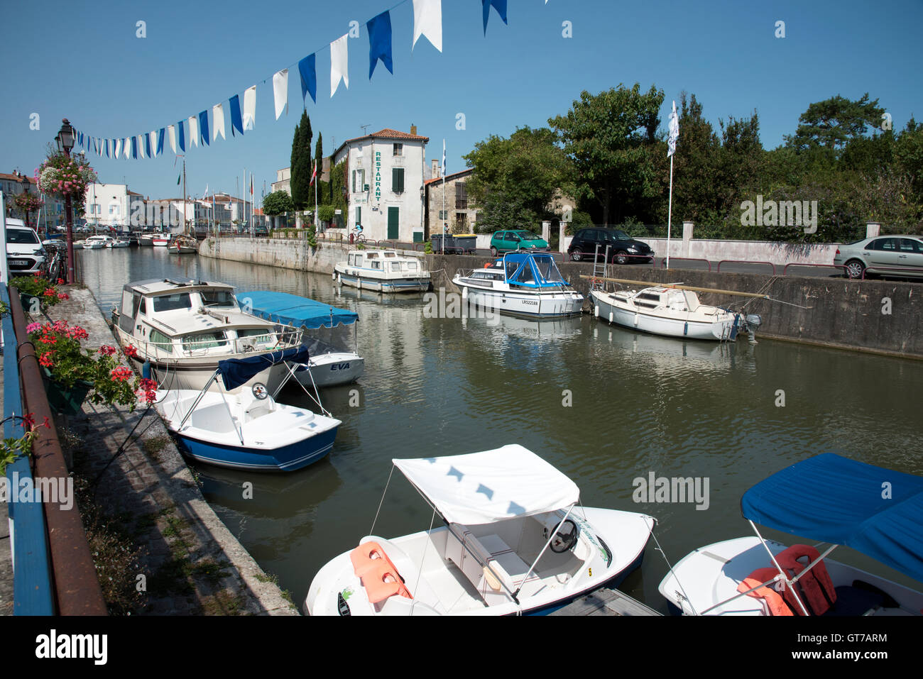 Marans Charente Maritime Sudovest della Francia - il Canal de Marans a La Rochelle e giorno imbarcazioni ormeggiate lungo la banchina Foto Stock