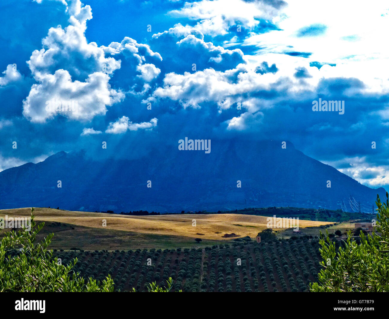 Sicilia paesaggi,nuvole pesanti,campi di grano Foto Stock