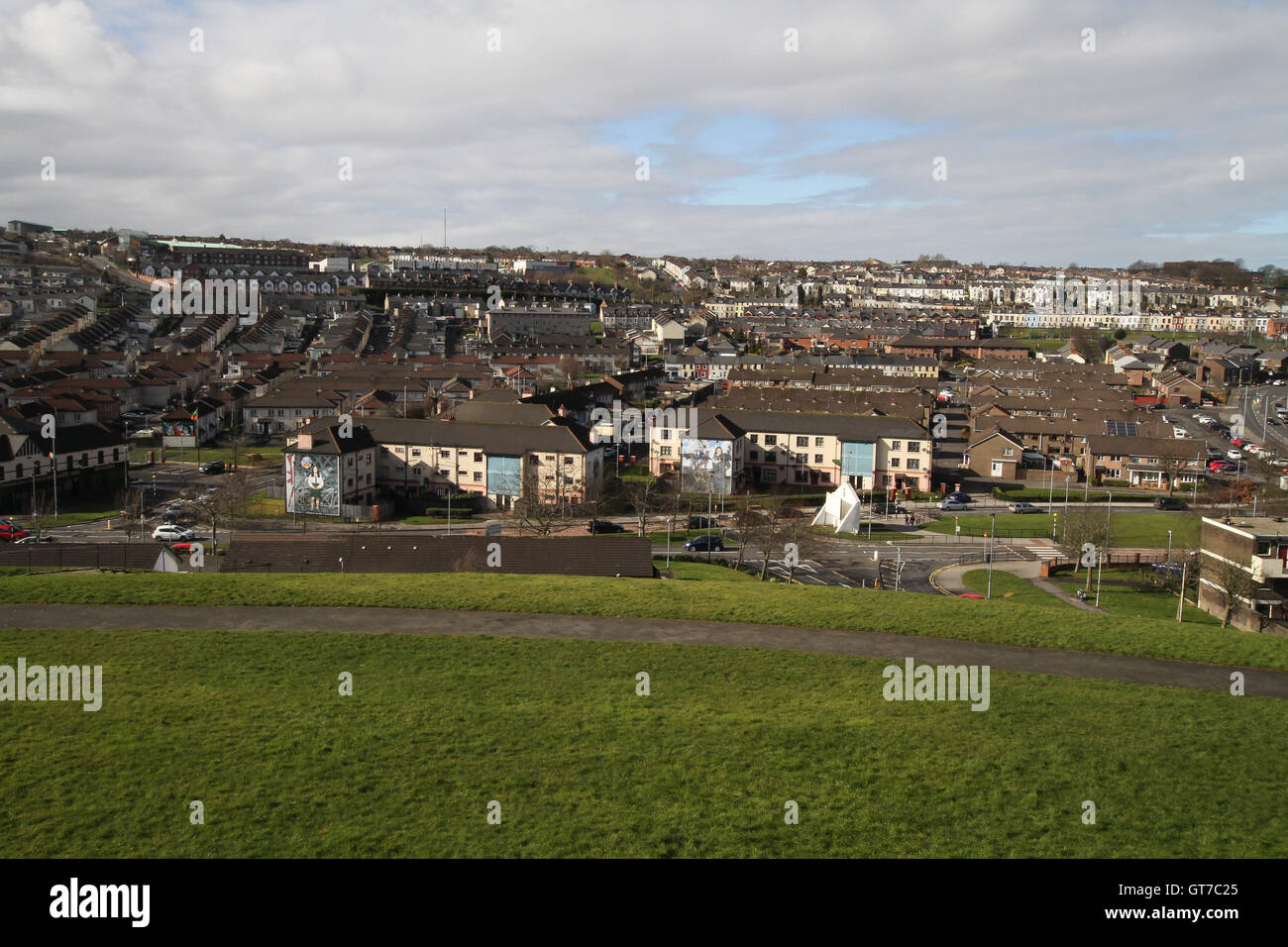 Vista dell'area Bogside dalle mura della città di Londonderry. Foto Stock