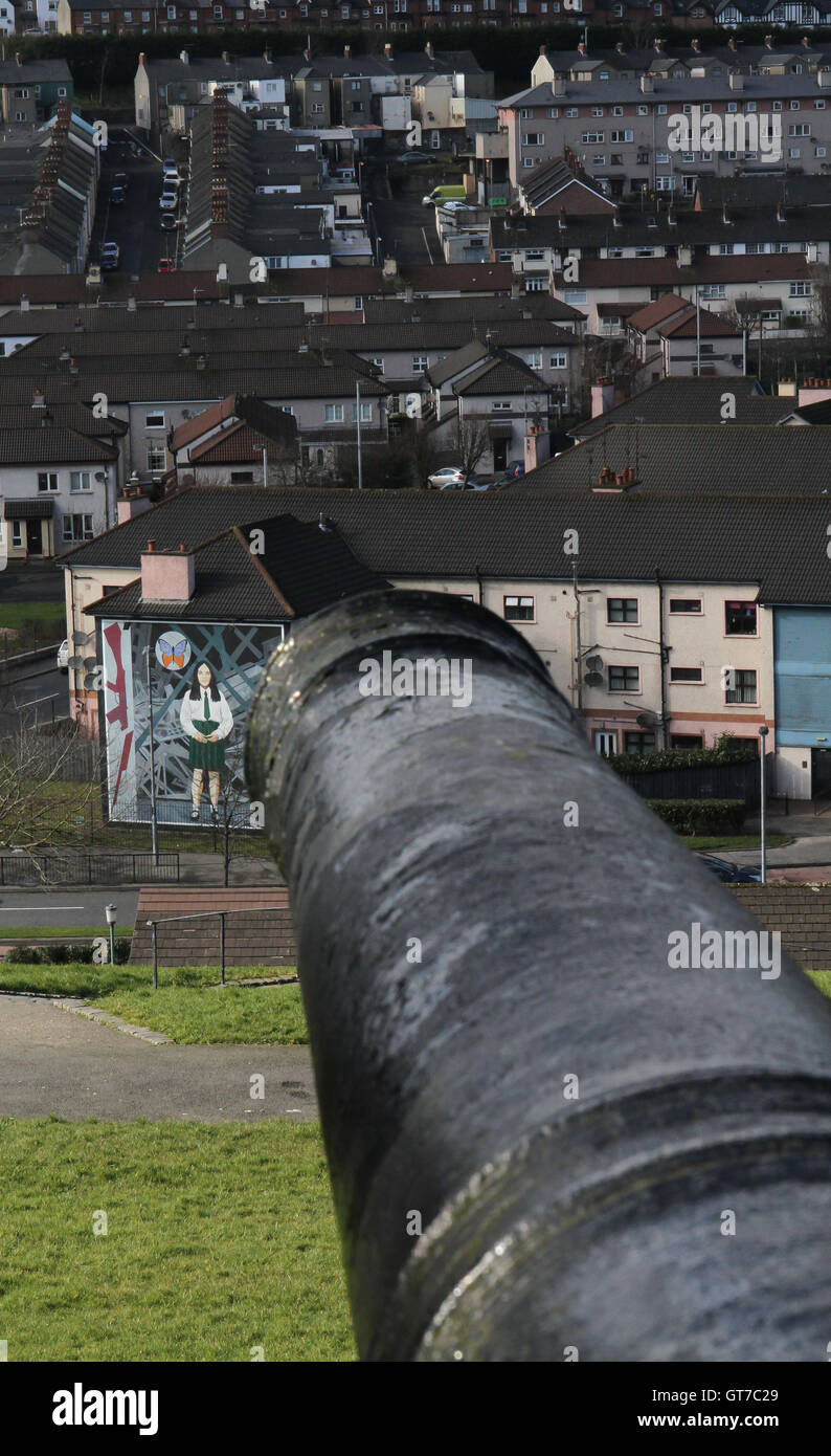 Vista dell'area Bogside dalle mura della città di Londonderry. Foto Stock