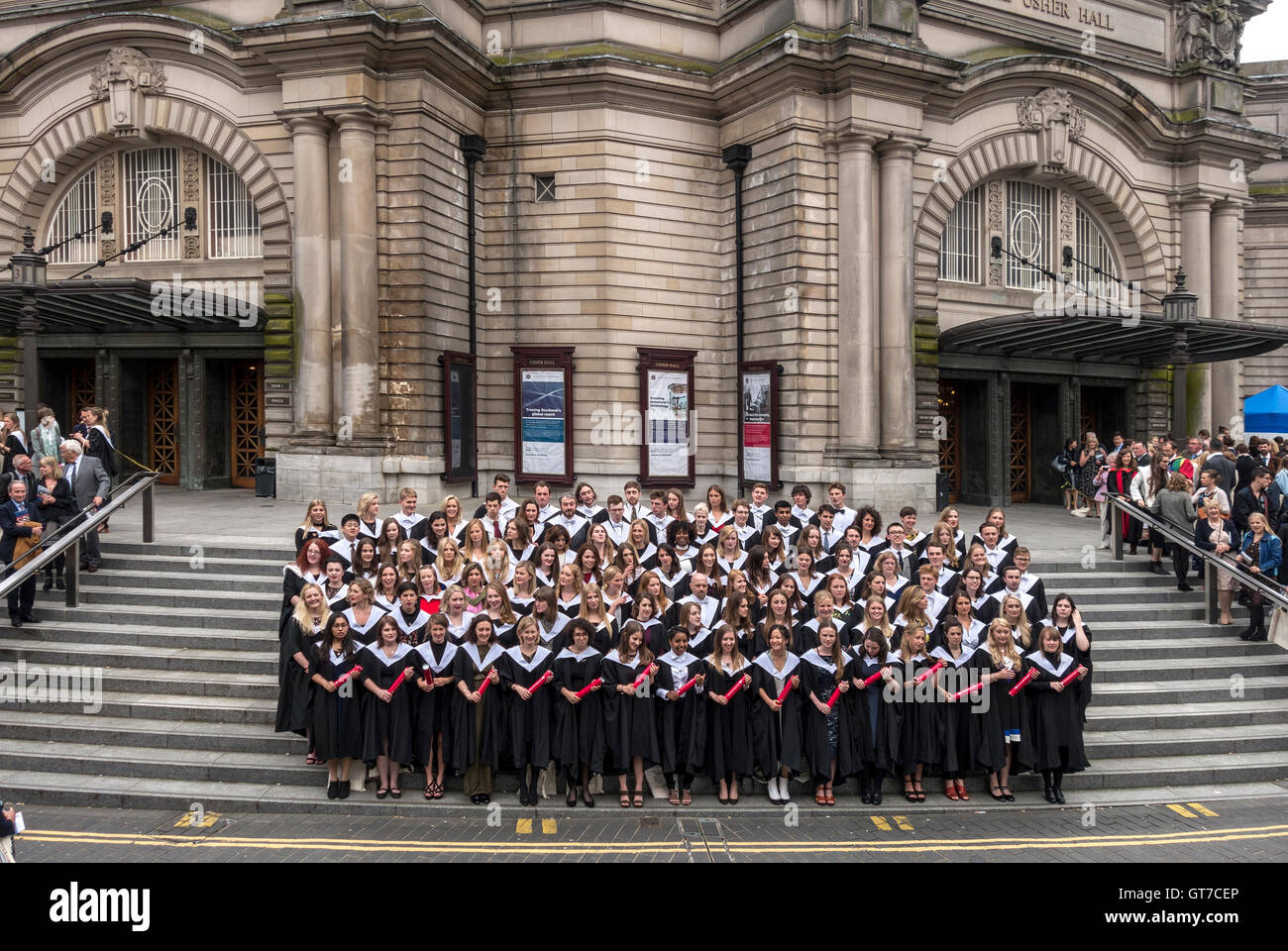 Università di Edimburgo il giorno di graduazione. Gli studenti di laurea in posa per la formale foto di gruppo al di fuori di Usher Hall. Foto Stock