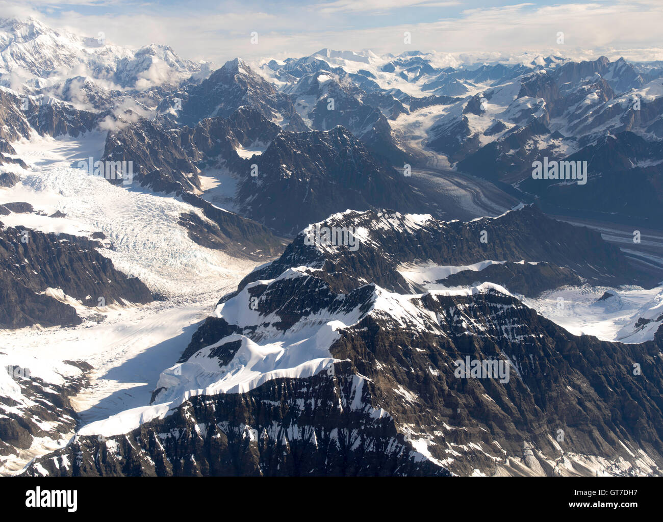 Vista aerea di Denali (Mt. McKinley; fuori dalla visualizzazione in alto a sinistra), il Ghiacciaio Kahiltna (sinistra), il Ghiacciaio Tokositna (destra) Foto Stock