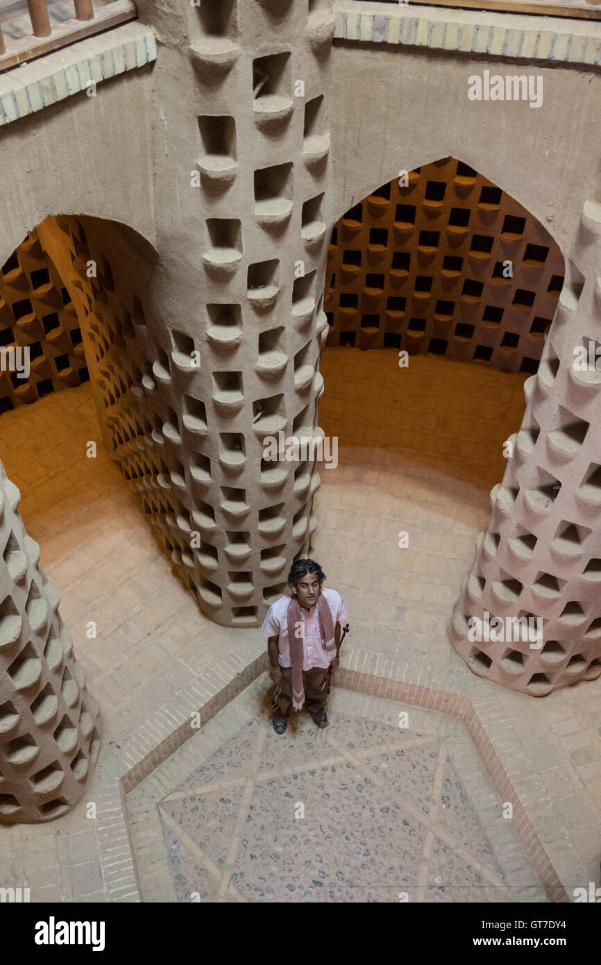 Colombaia in Meybod è un epoca Qajar (1785-1925) struttura costruita in tre storie e ha migliaia di casellario per uccelli per nidificare. Questa colombaia cilindrica ha cotto e decorazioni a stucco e è stato progettato per impedire che i serpenti di entrare nella struttura. La Colombaia Meybod è stato registrato come un patrimonio nazionale sito. Foto Stock