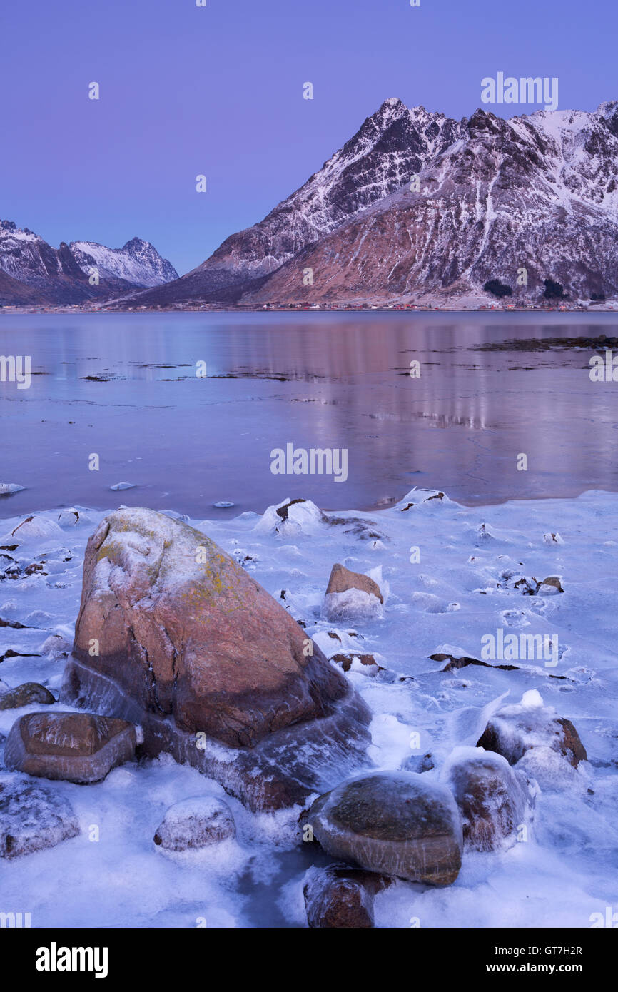 Montagne oltre i Austnesfjord in inverno sulle isole Lofoten in Norvegia del nord. Foto Stock