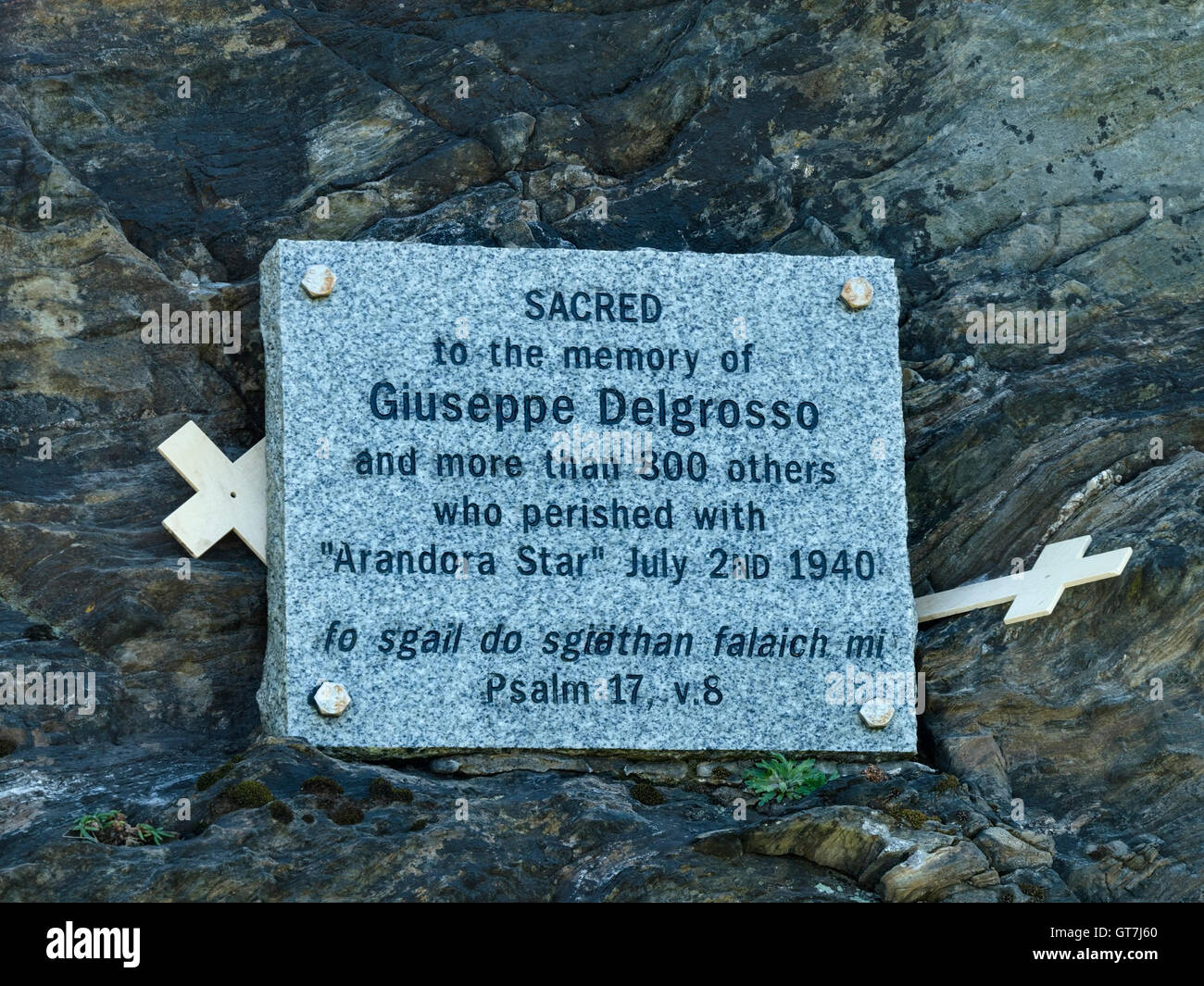 Targa commemorativa a Guiseppe Delgrosso, annegata quando Arandora Star affondò nel 1940, Isola di Colonsay, Scozia, Regno Unito. Foto Stock
