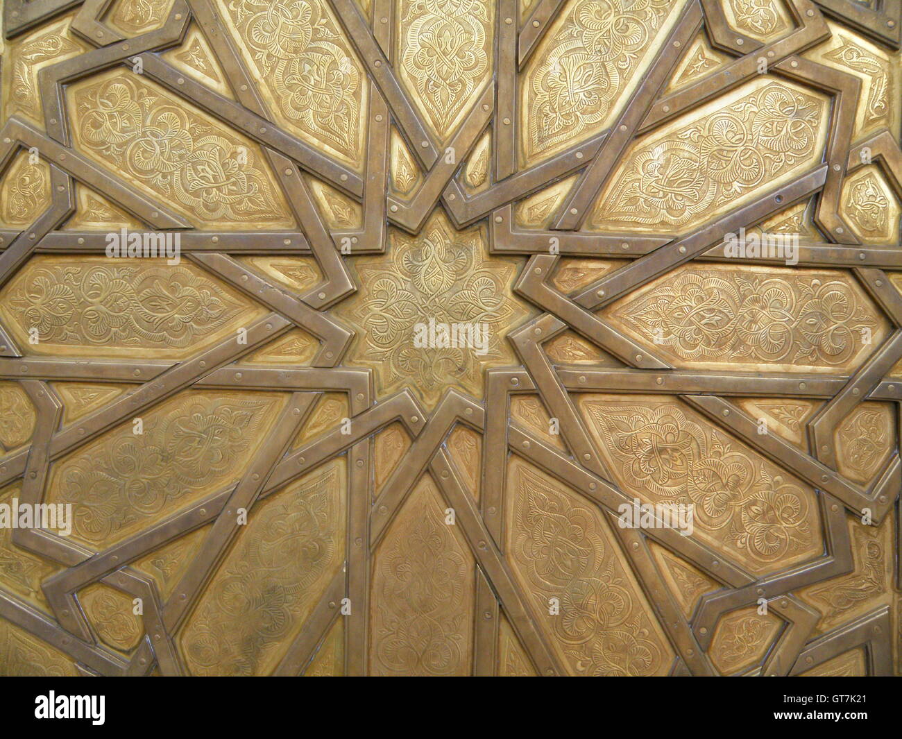 Incredibile modello marocchino del Royal Palace porta in ottone a Fez, in Marocco, sfondo, Pattern Foto Stock
