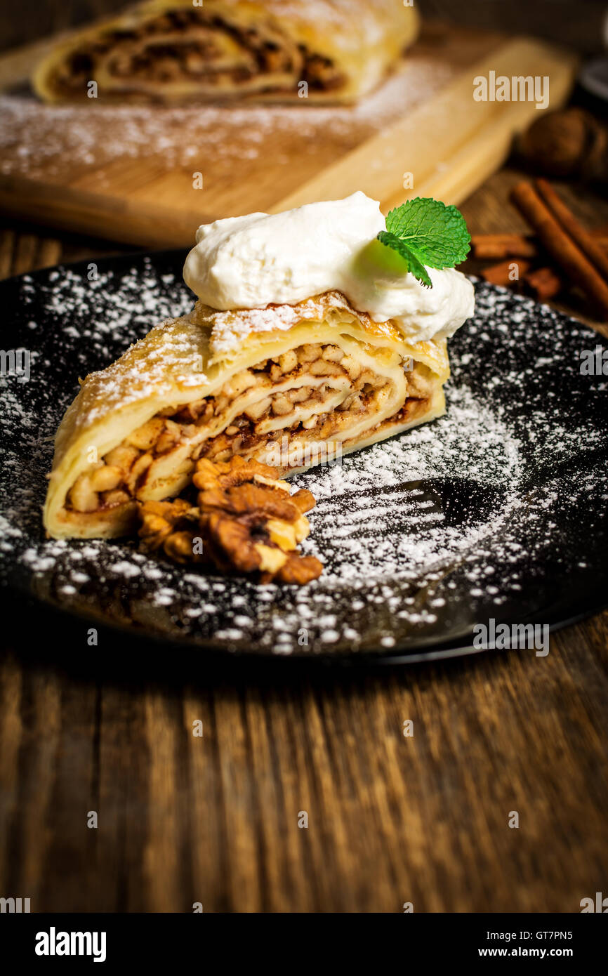 Tradizionale strudel di mele o torta con noci e panna montata Foto Stock