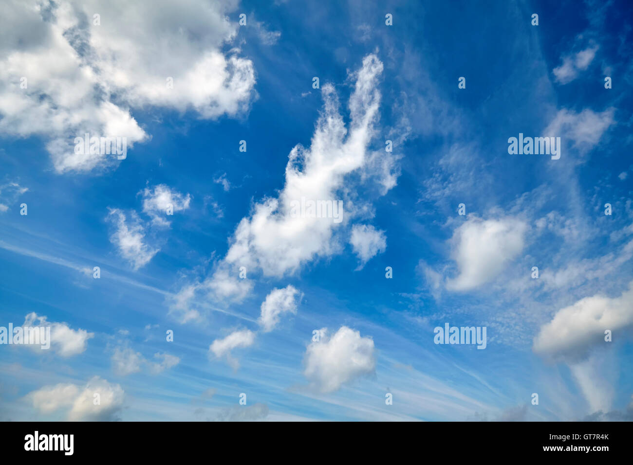 Bella cloudscape su un cielo blu. Foto Stock