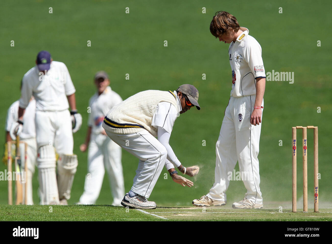 Un Krishnan di Ardleigh Green si applica segatura per una zona umida - Ardleigh Green CC vs Orsett CC - Essex Cricket League - 28/08/10 Foto Stock