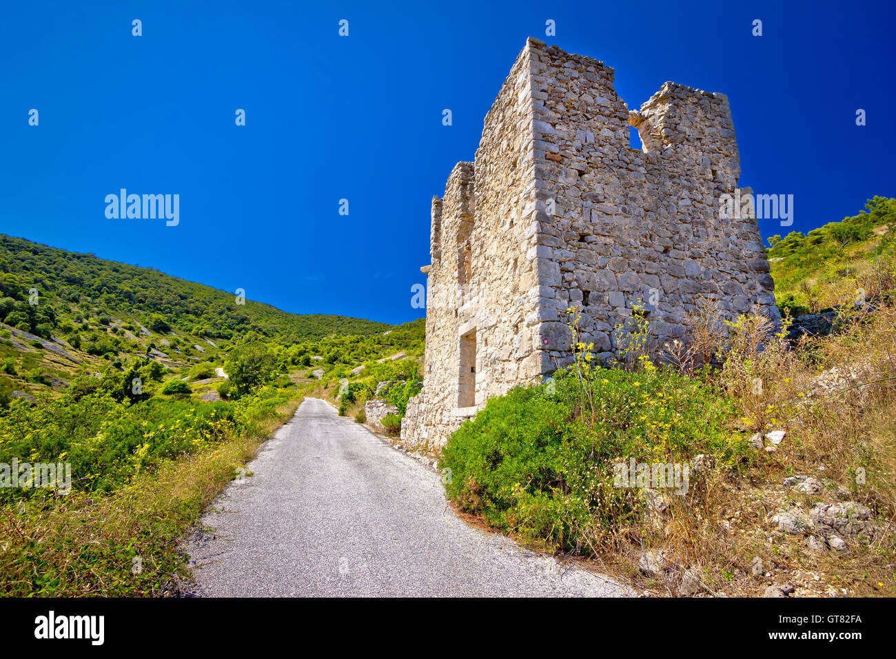 Isola di Vis zona militare vecchia torre di guardia rovina, Dalmazia, Croazia Foto Stock