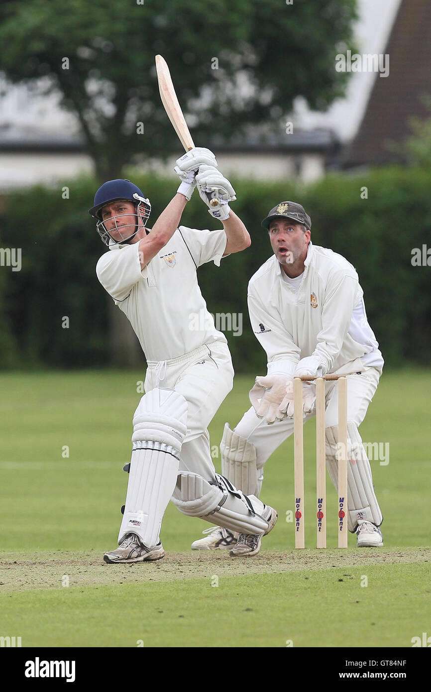 D Waller in azione di ovatta per Leigh - Gidea Park & Romford CC vs Leigh-on-Sea CC - Essex Cricket League al patibolo Corner - 16/06/12 Foto Stock