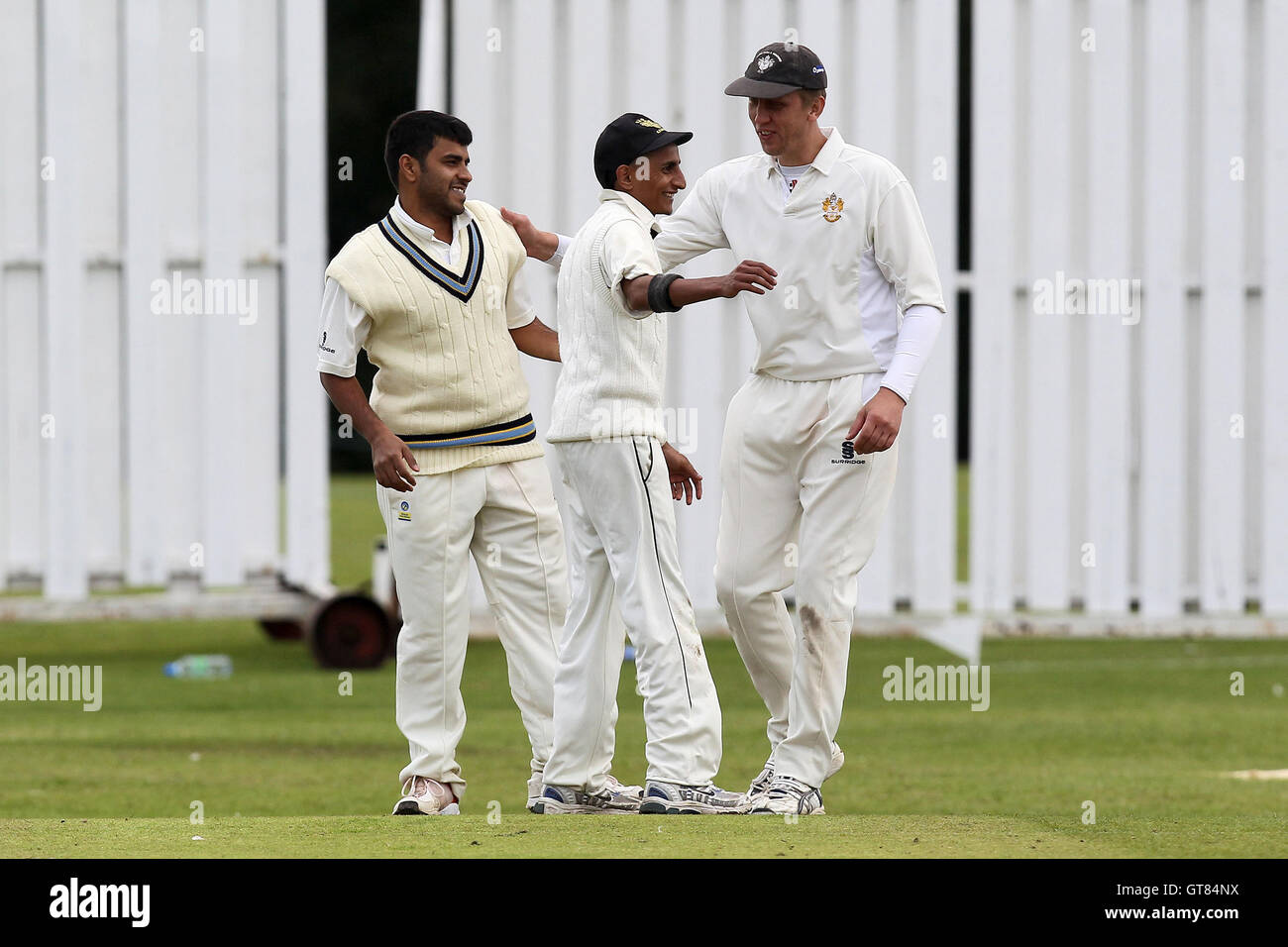 V Mane (L) di Gidea Park celebra il paletto di J Edwards con M Bhad e R Filmalter - Gidea Park & Romford CC vs Leigh-on-Sea CC - Essex Cricket League al patibolo Corner - 16/06/12 Foto Stock