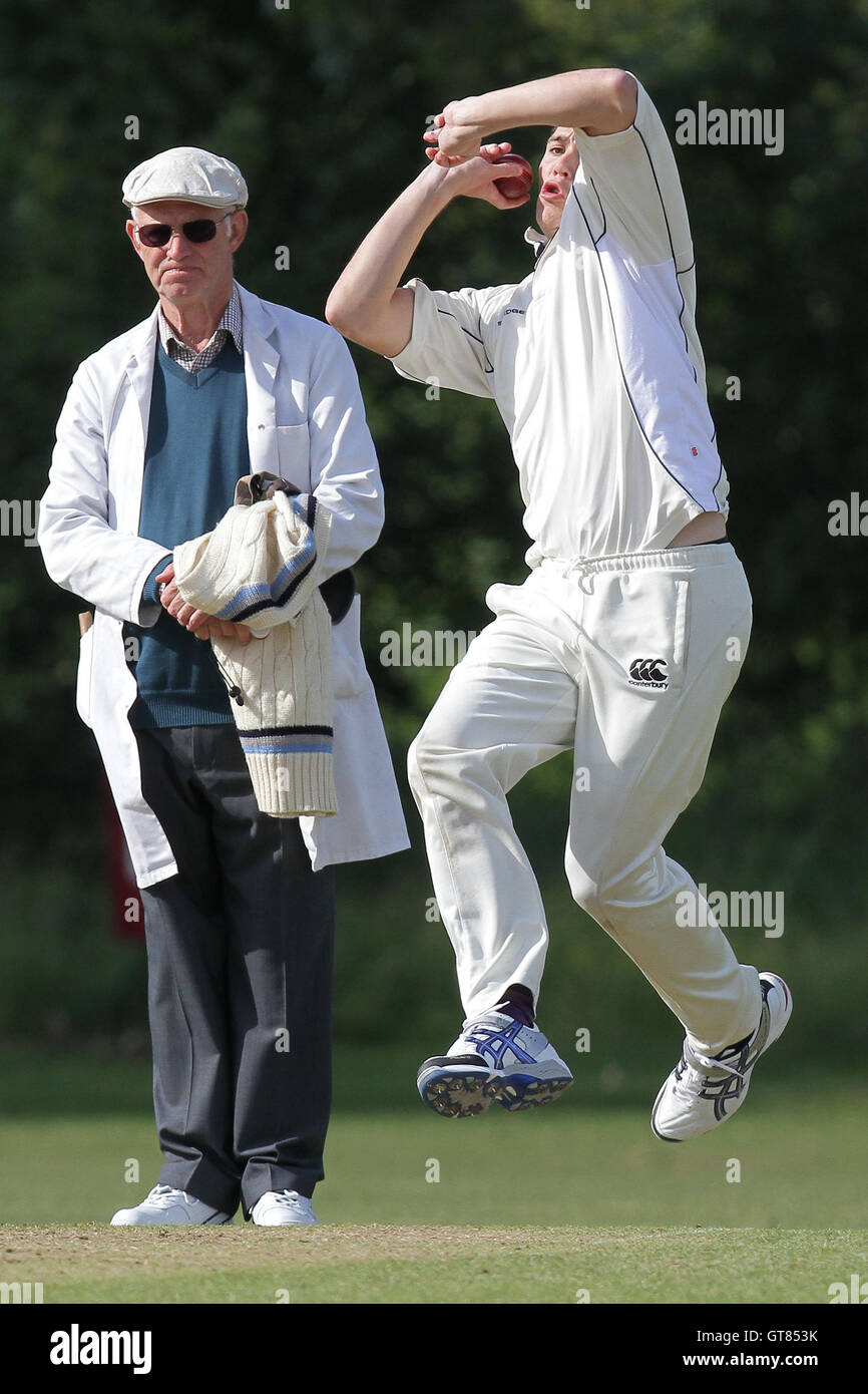 Gidea Park & Romford CC 2a XI (batting) vs Leigh-on-Sea CC 2a XI - Essex Cricket League - 11/06/11 Foto Stock