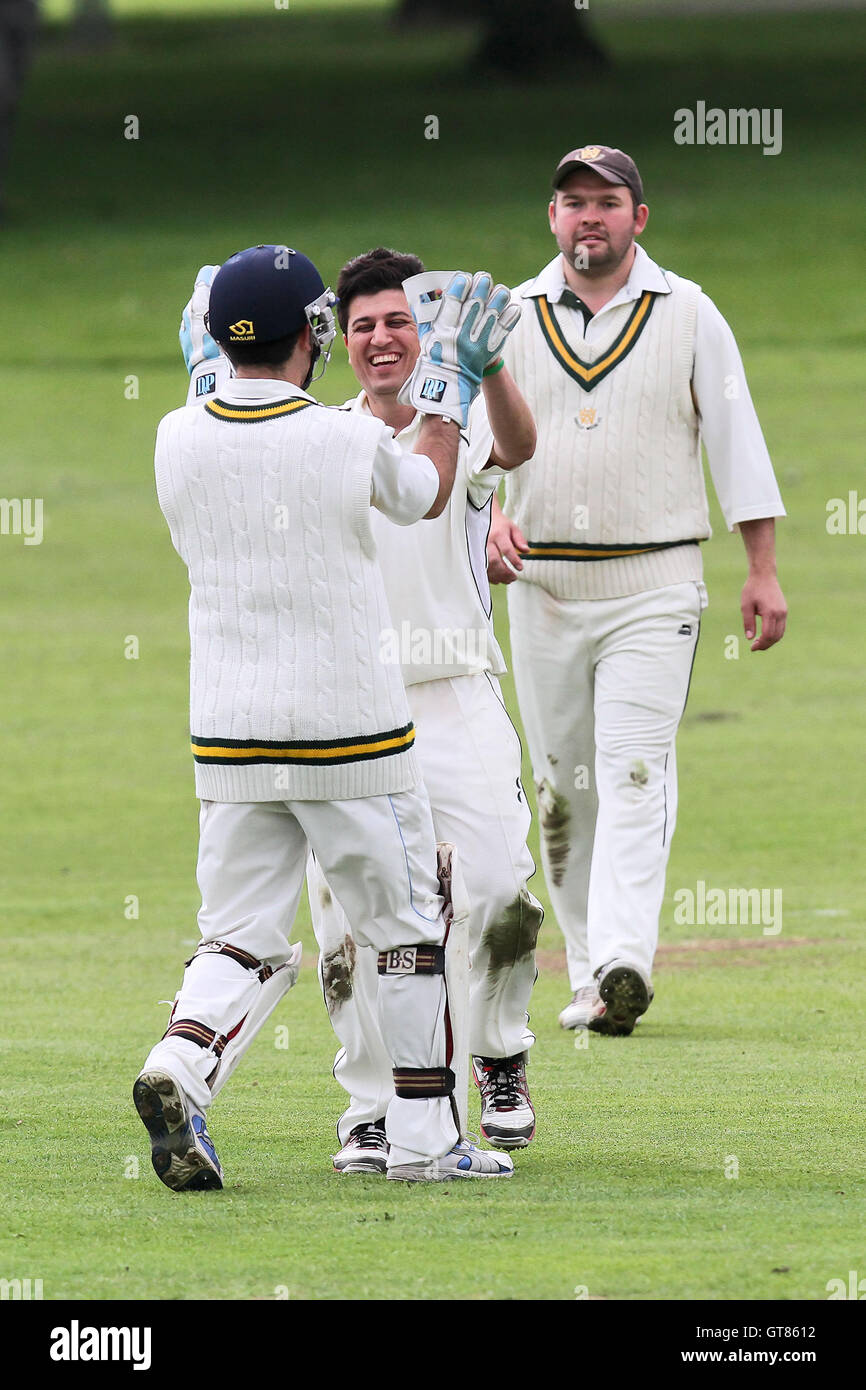 W Shafique di Harold Wood celebra il paletto di S Barton - Harold Wood CC vs Leigh-on-Sea CC - Essex Cricket League a Harold Wood Park - 23/06/12 Foto Stock