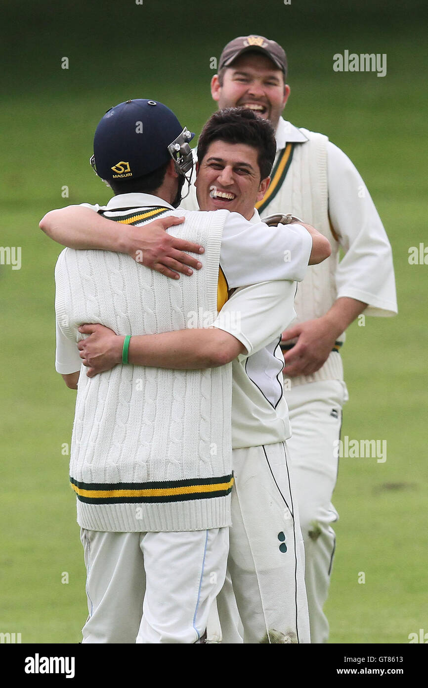 W Shafique di Harold Wood celebra il paletto di S Barton - Harold Wood CC vs Leigh-on-Sea CC - Essex Cricket League a Harold Wood Park - 23/06/12 Foto Stock