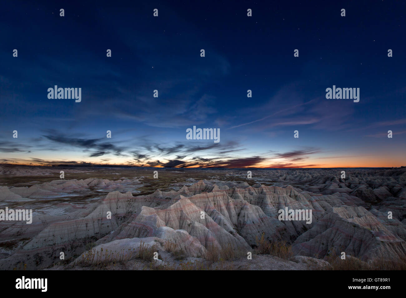 Paesaggio panoramico della costellazione dell'Orsa Maggiore o di Big Bear, oltre ha eroso le montagne in badlands del South Dakota nella notte Foto Stock