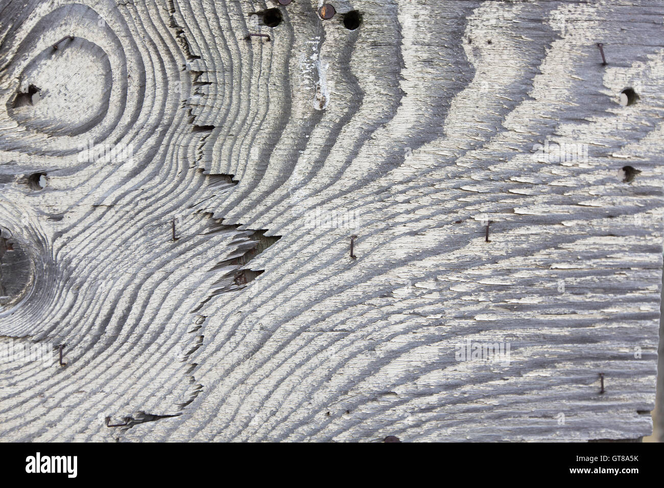 A grana di legno e texture pattern su un vecchio rustico in legno incrinato segno post, pieno di sfondo del telaio Foto Stock A grana di legno e texture pattern su un vecchio rustico in legno incrinato segno post, pieno di sfondo del telaio Foto Stock