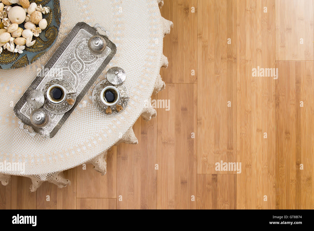 Angolo di Alta Vista di caffè turco per due posti sul tavolo bianco su un pavimento di legno, sottolineando i testi di spazio. Foto Stock