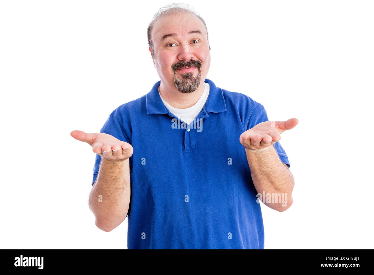 Gleeful di mezza età balding uomo con un pizzetto vantando il suo successo con un sorriso soddisfatto e le sue mani estese in presentat Foto Stock