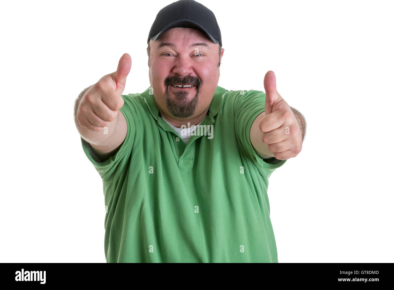 Ritratto di sovrappeso uomo con pizzetto indossando camicia verde e nero Berretto da baseball sorridente e dando Thumbs up gesto mano Towa Foto Stock