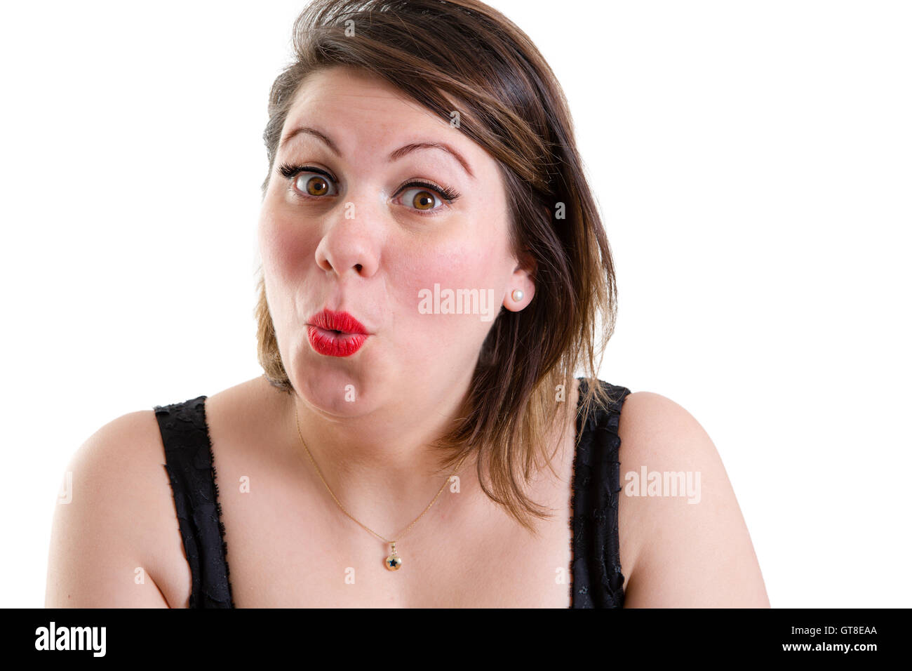 Donna che fa su ooh gesto con il suo pursed lips mostrando il suo riconoscente di valutazione o di stupore, isolato su bianco Foto Stock