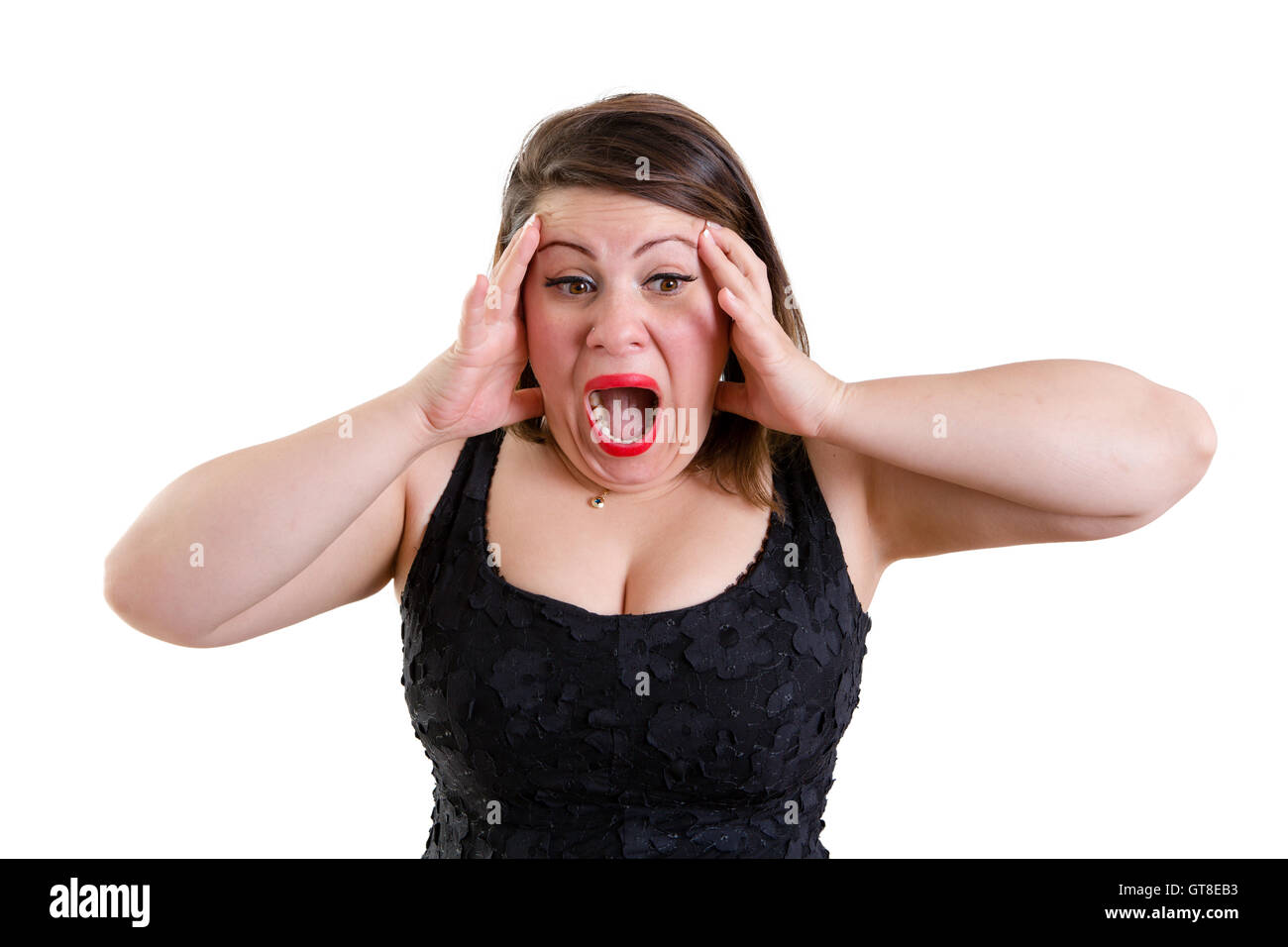 Terrorizzato donna che indossa low-cut sleeveless top nero tenendo la testa con entrambe le mani come un gesto di panico e shock, iso Foto Stock