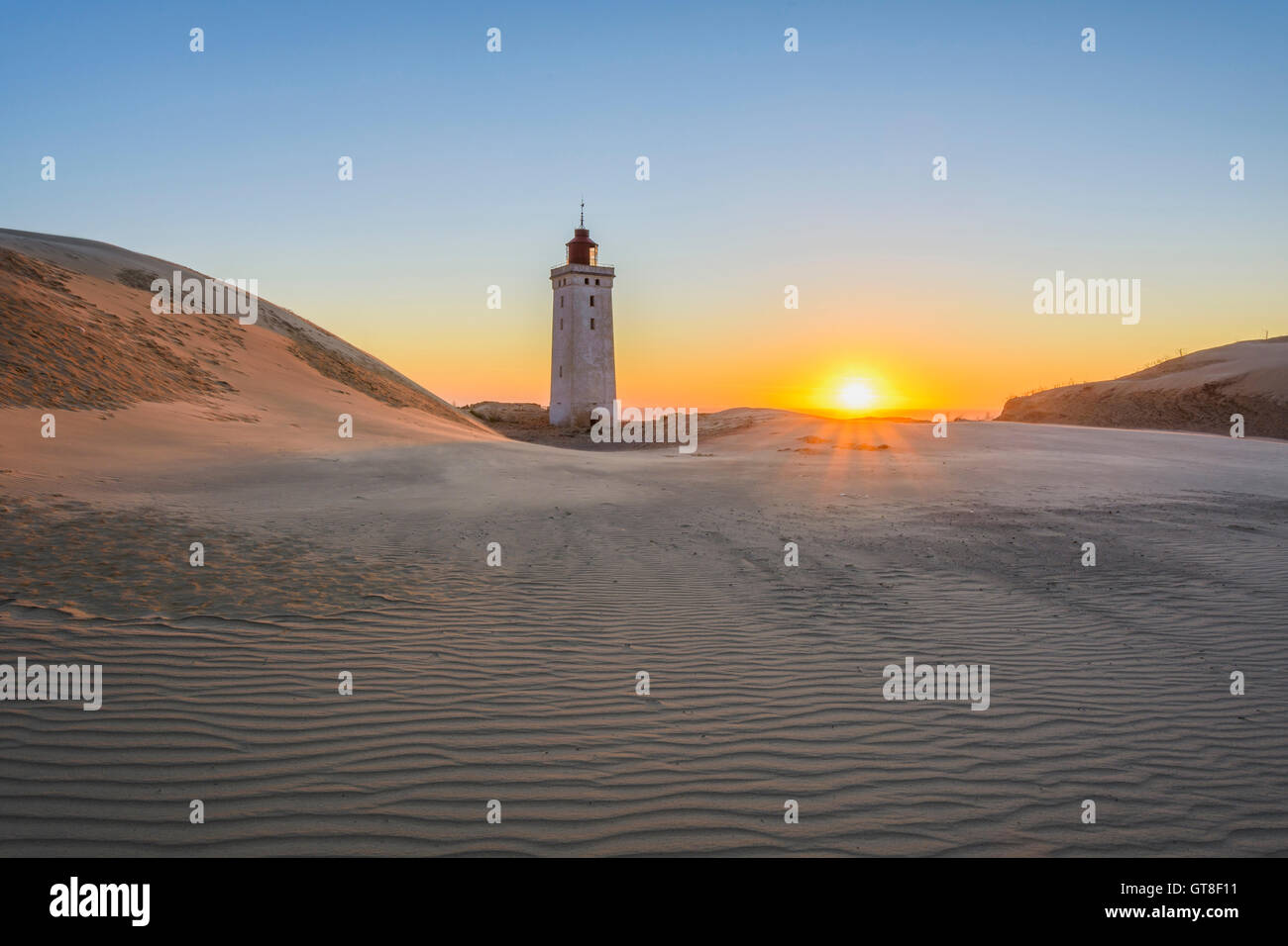 Faro e dune, Rubjerg Knude al tramonto, Lokken, Nord dello Jutland, Danimarca Foto Stock