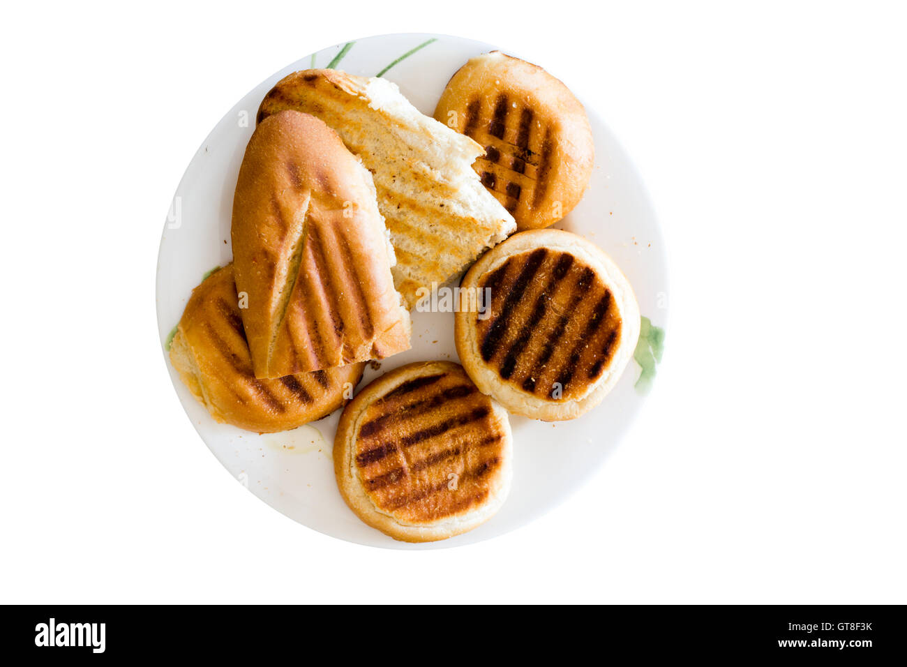 Piastra di fresco crusty golden tostare focacce e baguette per accompagnare un pasto o servire come antipasto visto dal di sopra su una piastra Foto Stock