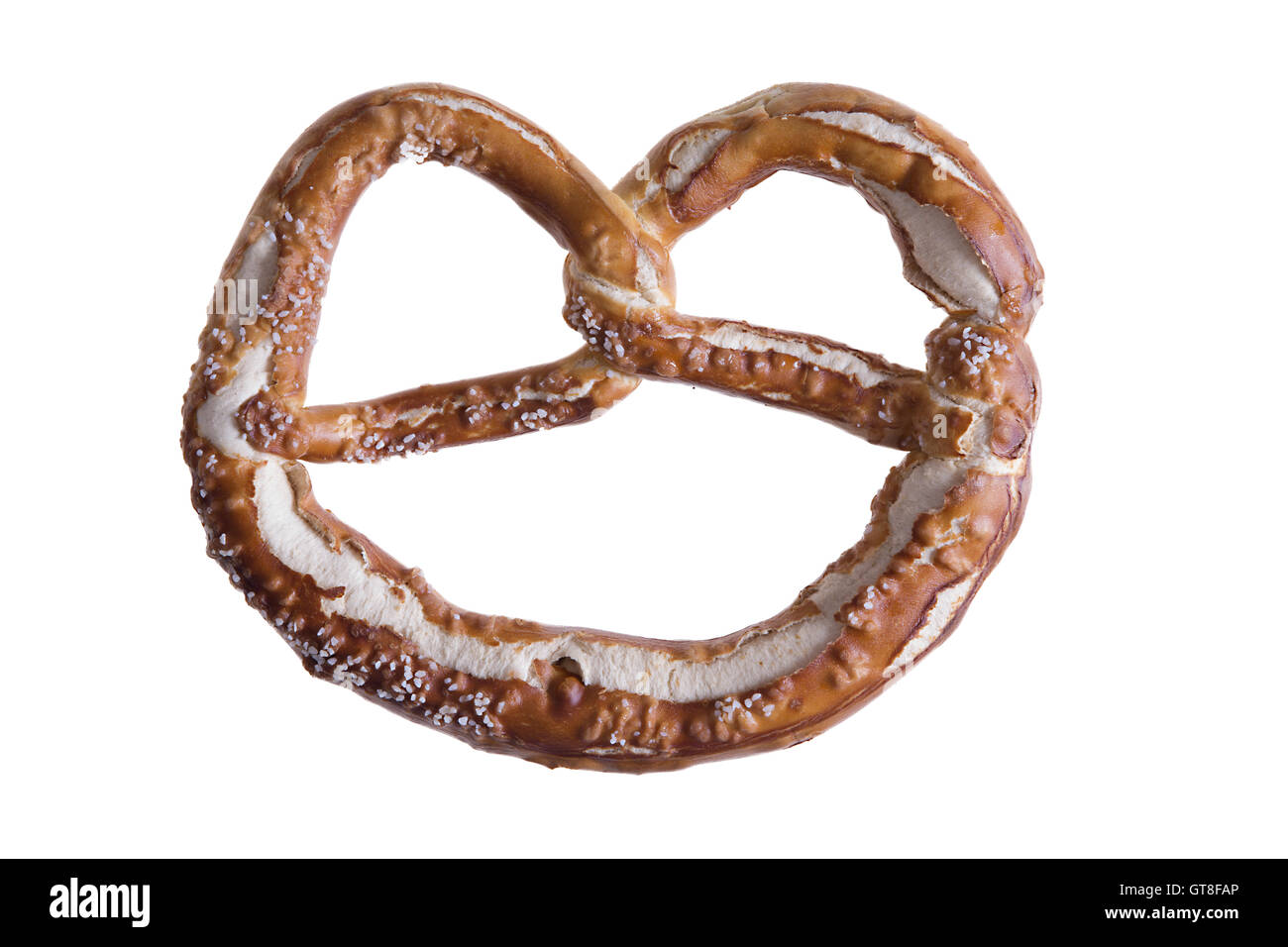 Isolato tradizionale nodo a forma di pretzel, un disco fragile biscotto salato di origine tedesca è servito come un popolare snack e aperitivi Foto Stock
