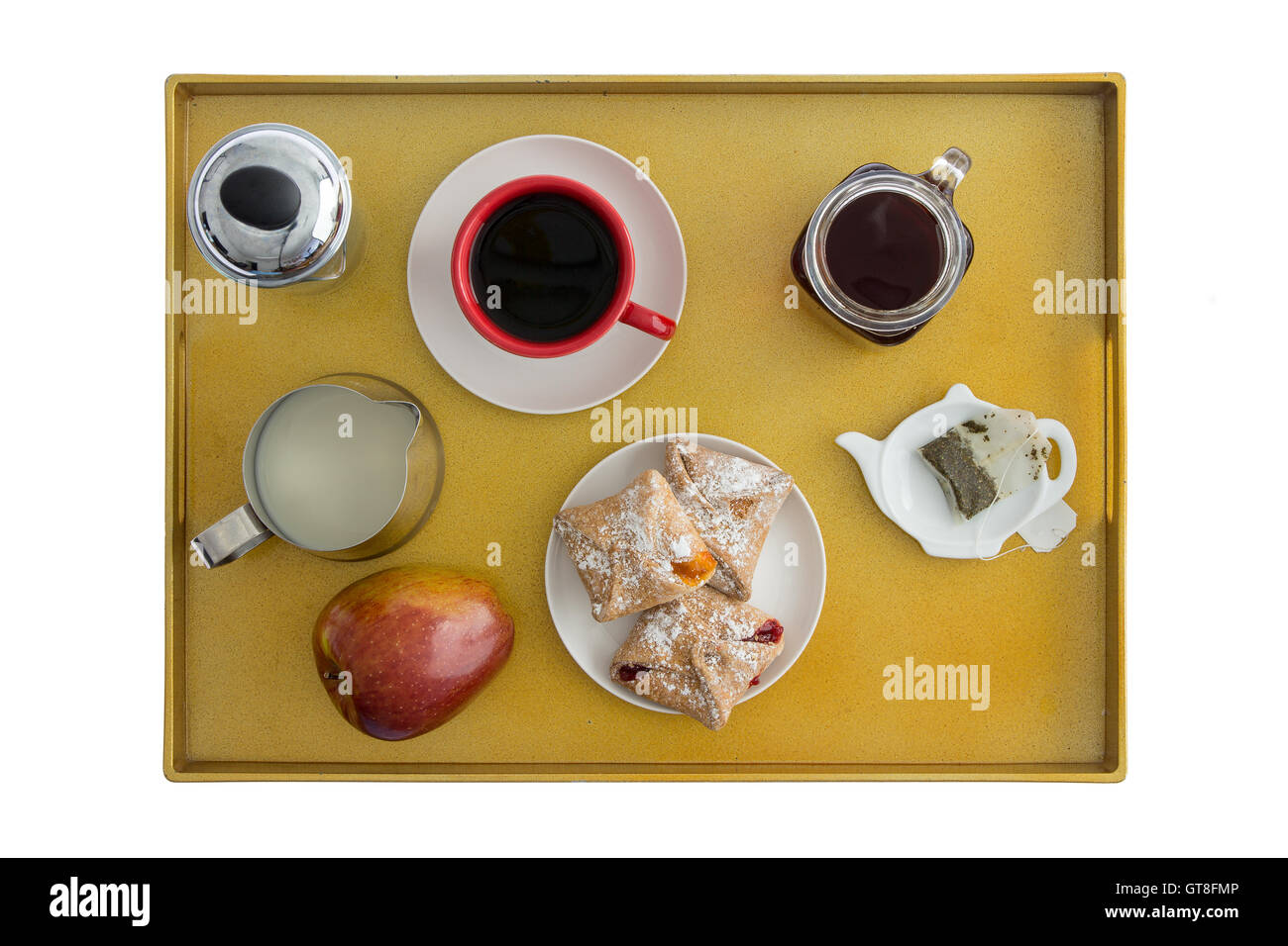 Angolo di Alta Vista del vassoio di prima colazione per due con tè, caffè, pasticcini e un Apple sparsi per il divertimento Foto Stock