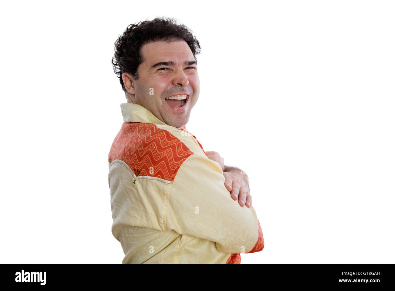 Mezzo Corpo colpo di un allegro uomo di mezza età che indossa Trendy camicia africana guardando la telecamera contro uno sfondo bianco. Foto Stock