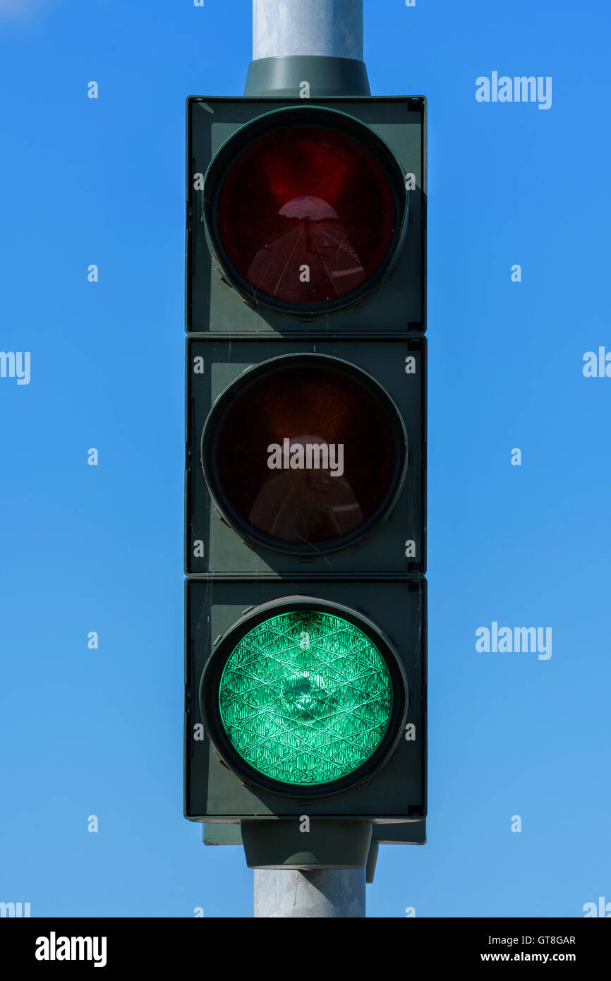 Il Semaforo verde contro il cielo blu, Danimarca Foto Stock