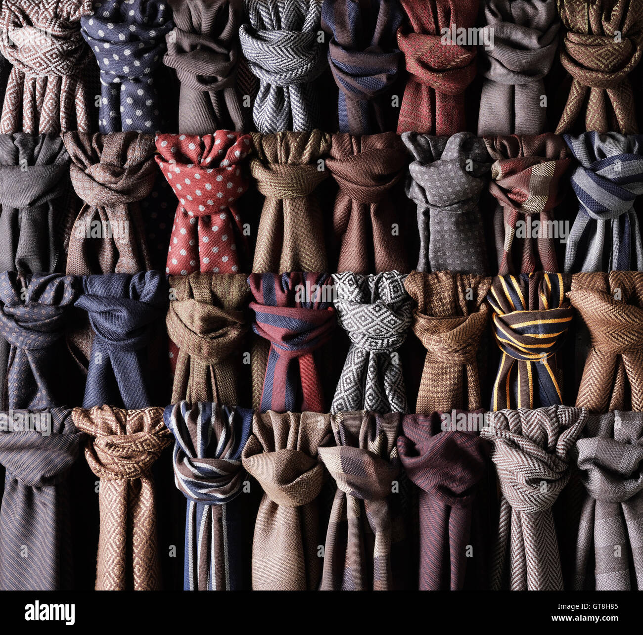 Close-up di righe di colorate e annodate sciarpe Foto Stock