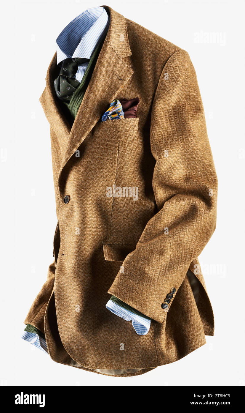 Color marrone chiaro giacca sportiva con strisce blu T-shirt e colorato fazzoletto verde con giacca e cravatta su sfondo bianco Foto Stock