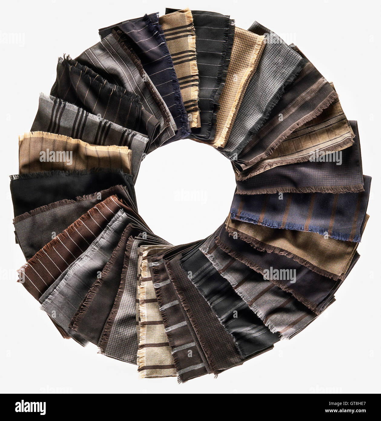 Uomini sciarpe collocato in un cerchio su sfondo bianco Foto Stock