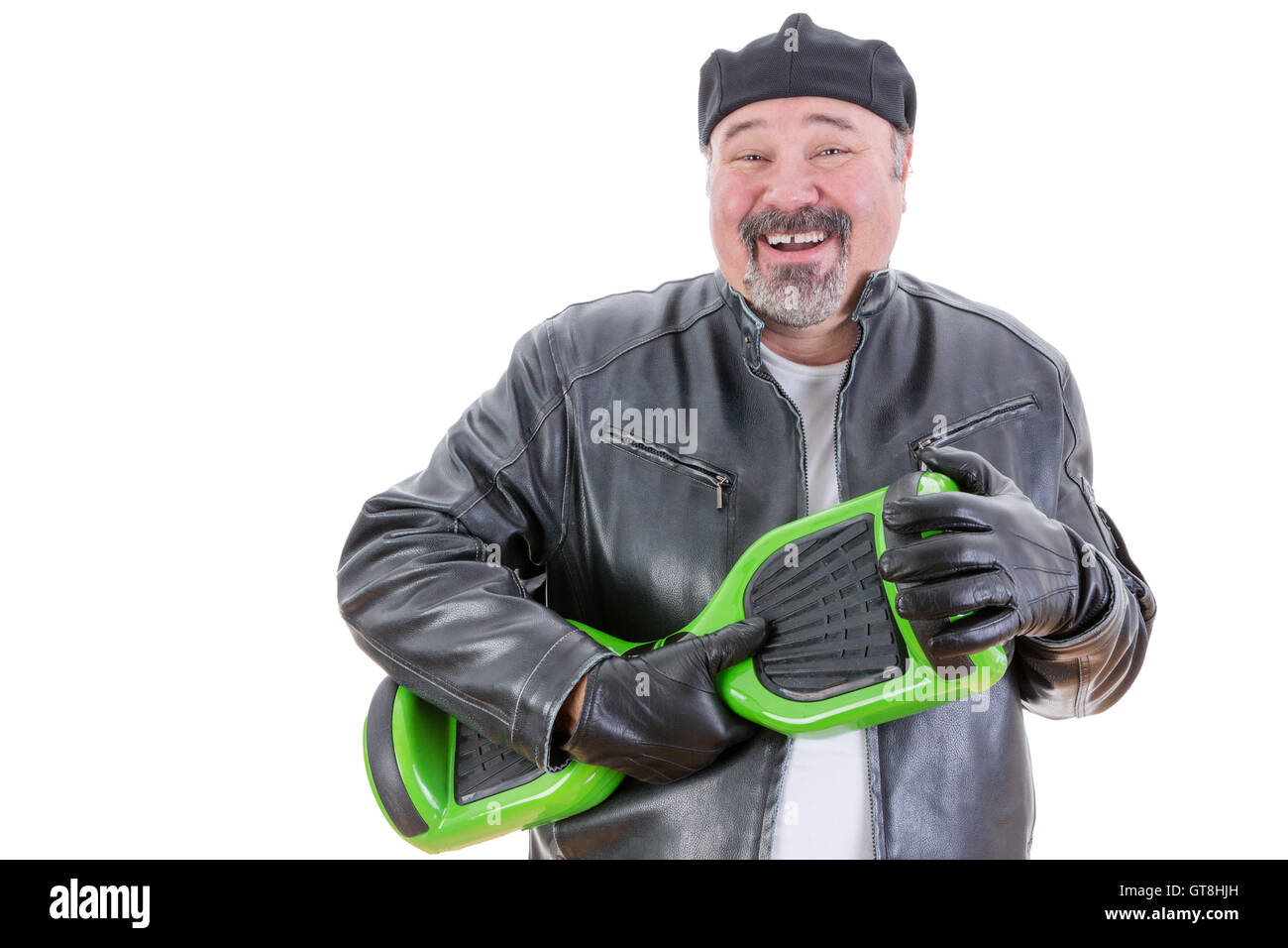 Ridendo barbuto di mezza età sovrappeso singolo uomo azienda verde e hoverboard nero su sfondo bianco Foto Stock