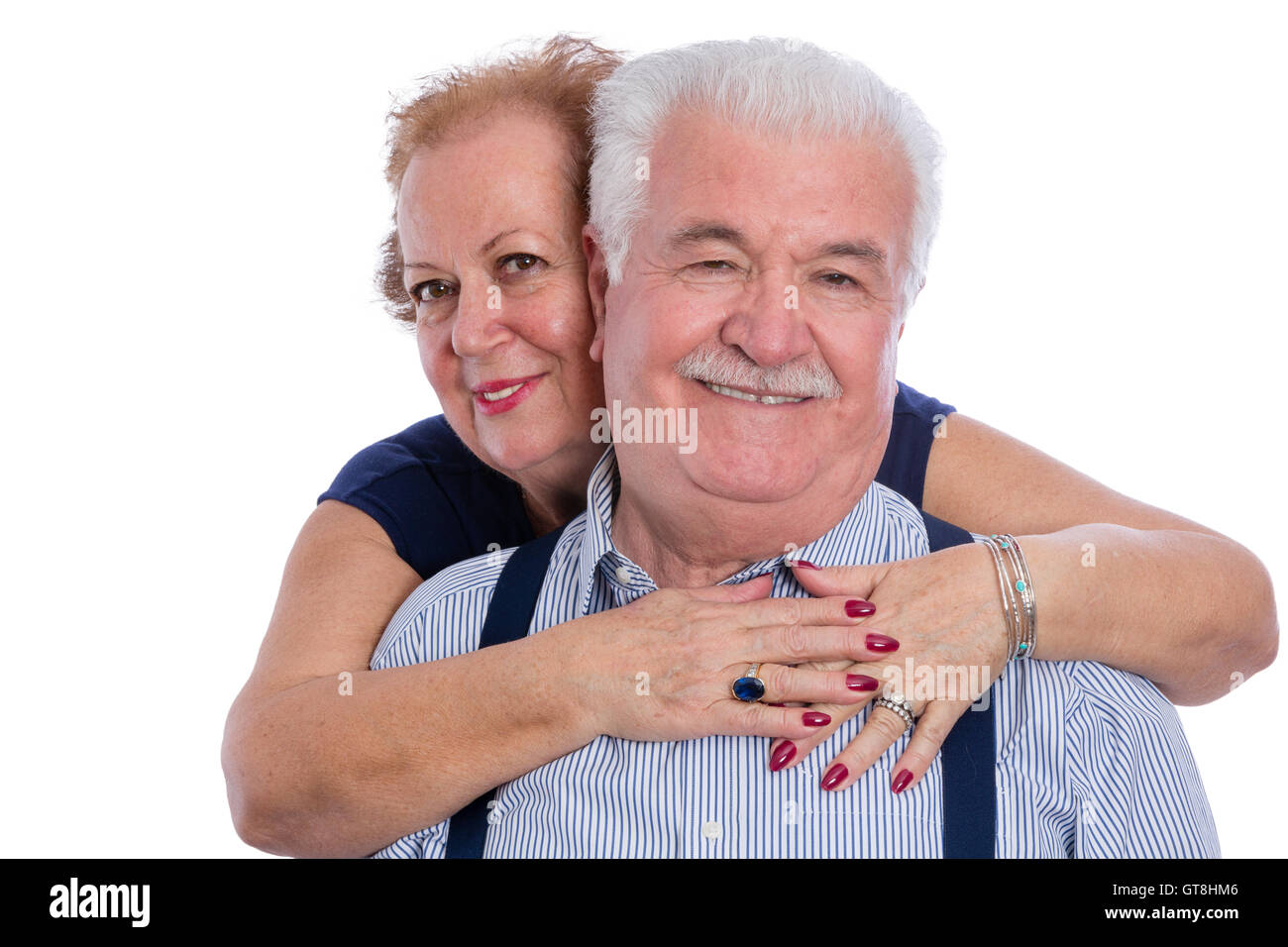 Coppia di anziane marito e moglie amorevole abbraccio con espressione di una lunga vita insieme su sfondo bianco Foto Stock