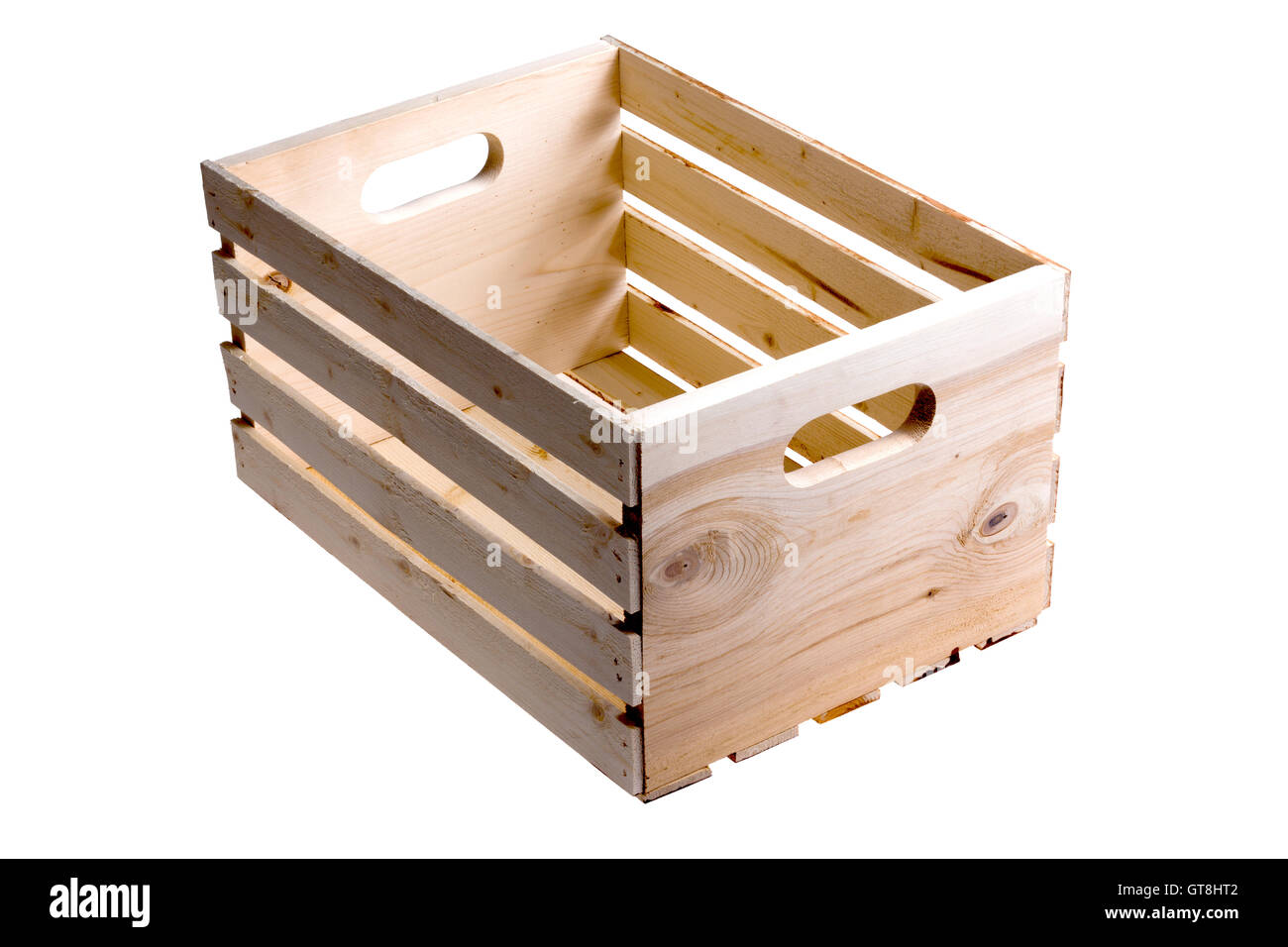 Singola vuota a doghe di legno casse utilizzati per il trasporto di frutta o verdura isolato su sfondo bianco Foto Stock