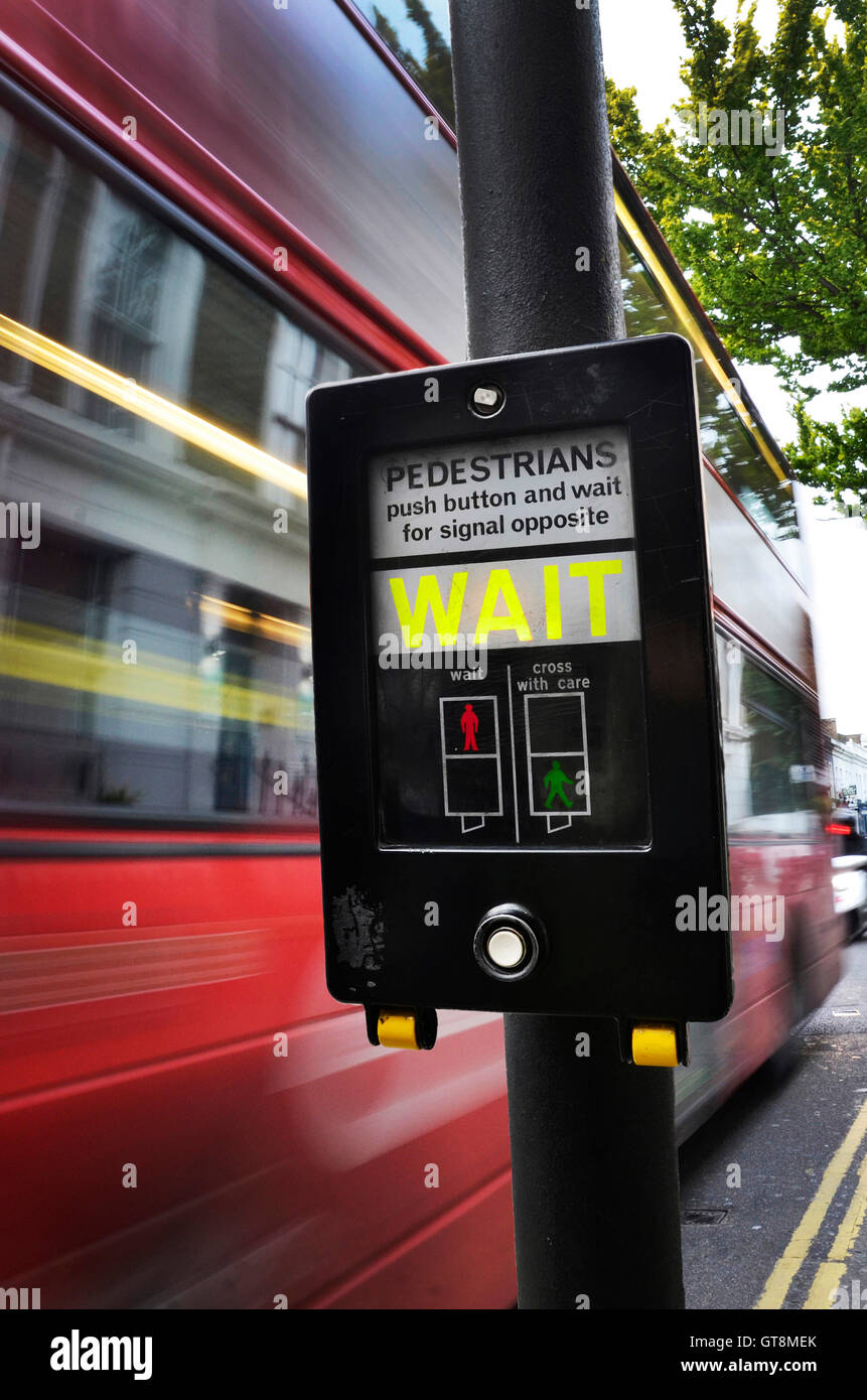 Vista di velocizzando il bus a Crosswalk, London, England, Regno Unito Foto Stock
