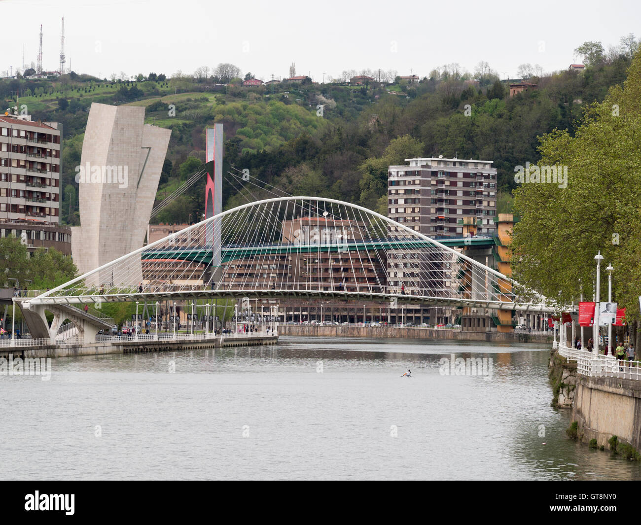 Zubizuri ponte pedonale su Ria di Bilbao Foto Stock
