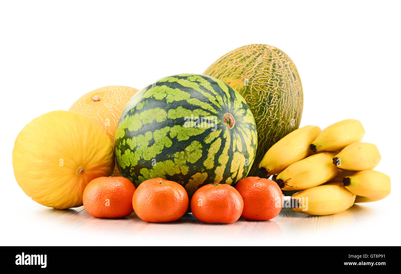 Composizione con un assortimento di meloni banane e mandarini. Foto Stock