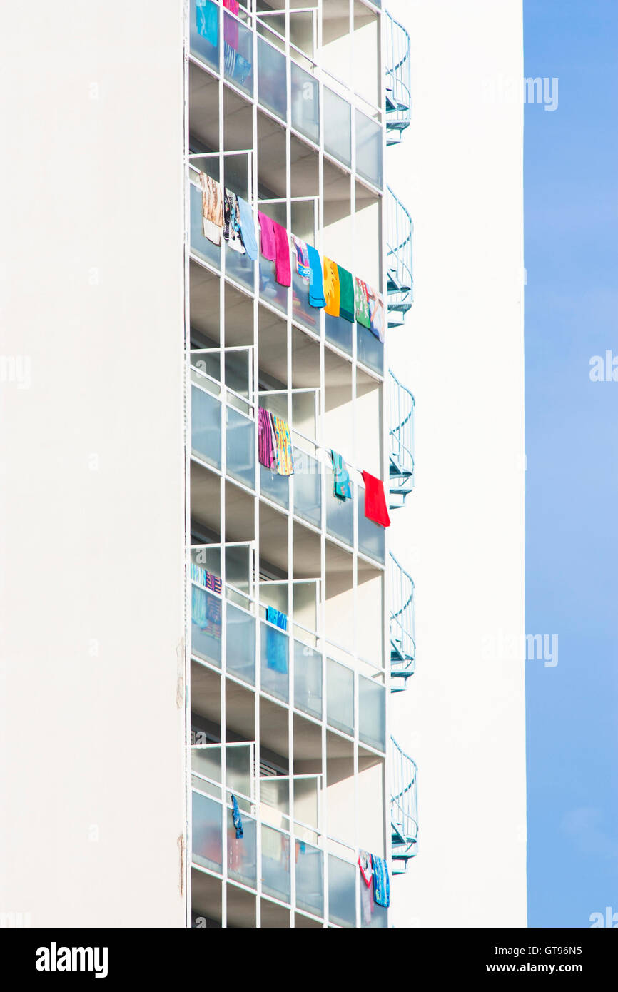 Colorfull asciugamani da spiaggia essiccazione su hotel le terrazze Foto Stock