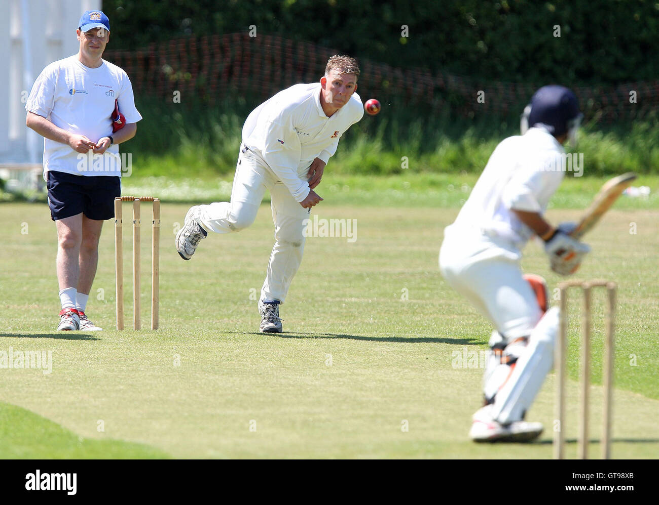 L francese di Noak Hill bocce al S Samaskera - Noak Hill Taverners CC vs Atletico Hornchurch CC 2a XI - Lords Cricket Internatioanl League - 30/05/09. Foto Stock