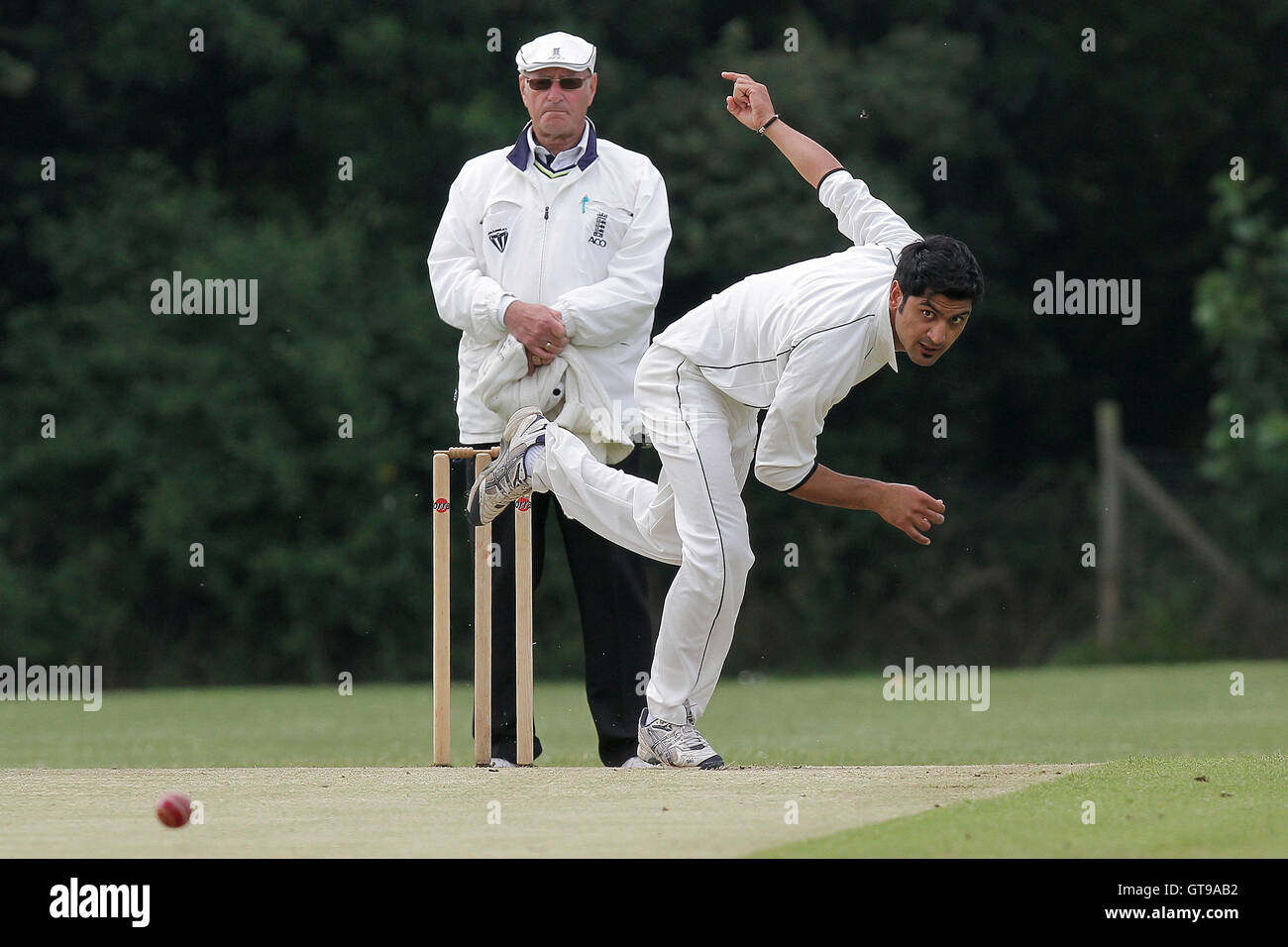 Shahbaz Khan di Ilford in azione di bowling - South Woodford vs Ilford - Essex Cricket League - 11/06/11 Foto Stock